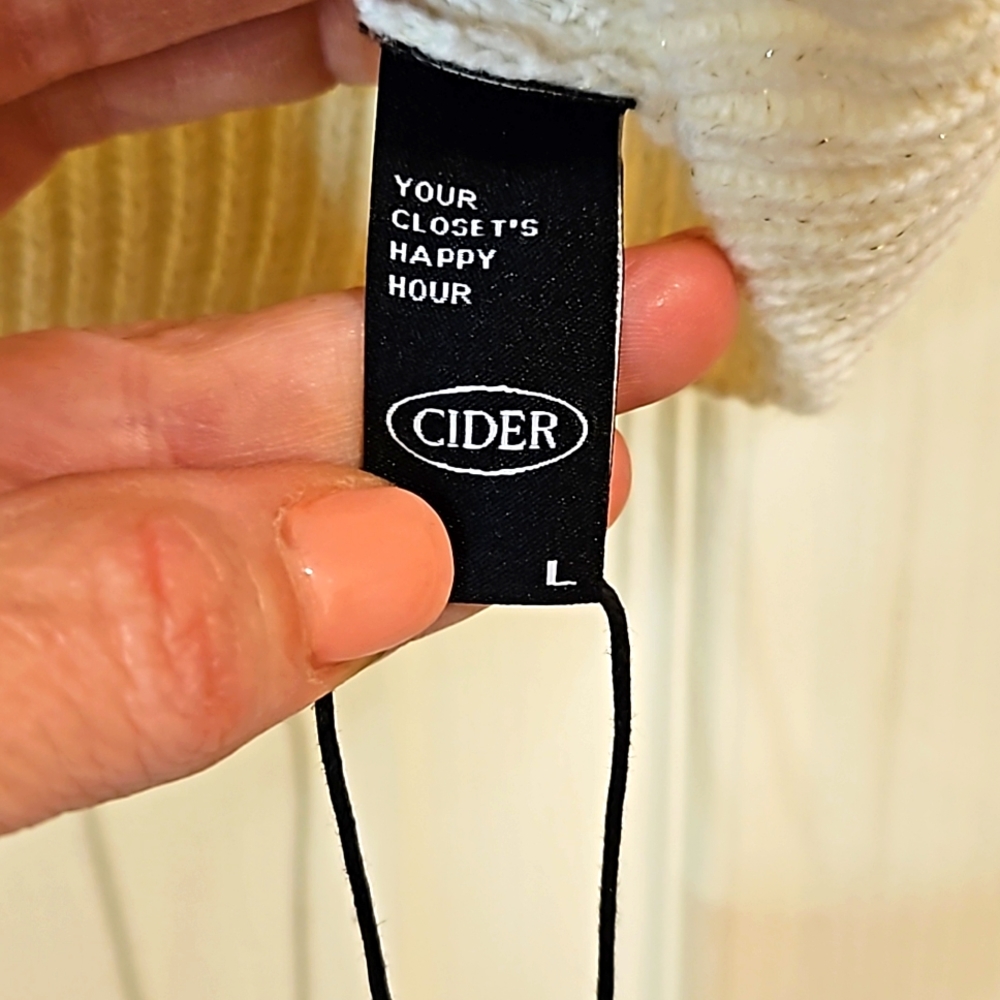 NWT Cider Crop Top with White Peaches - Picture 9 of 12